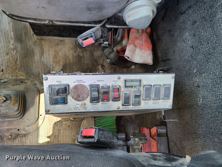 image for item DG7710 2007 Peterbilt 335 ready mix truck