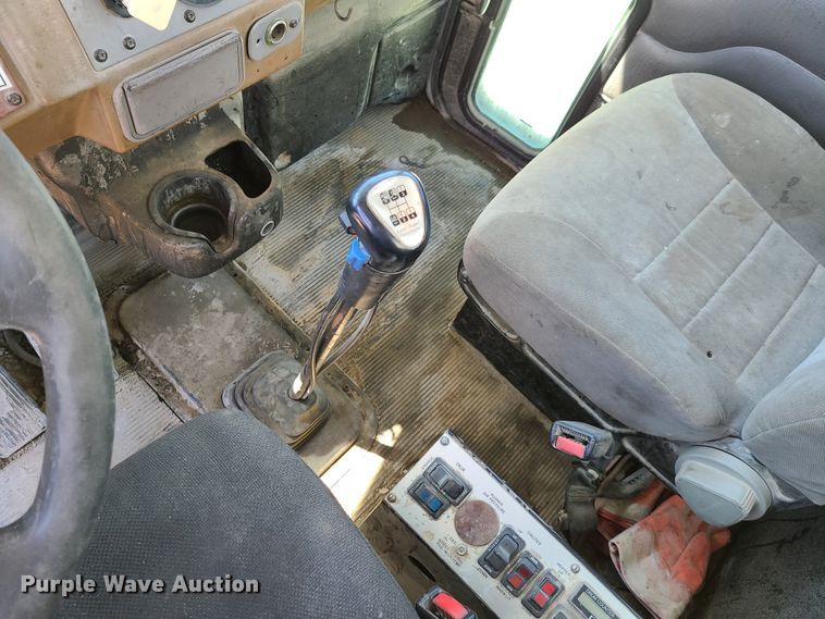 image for item DG7710 2007 Peterbilt 335 ready mix truck