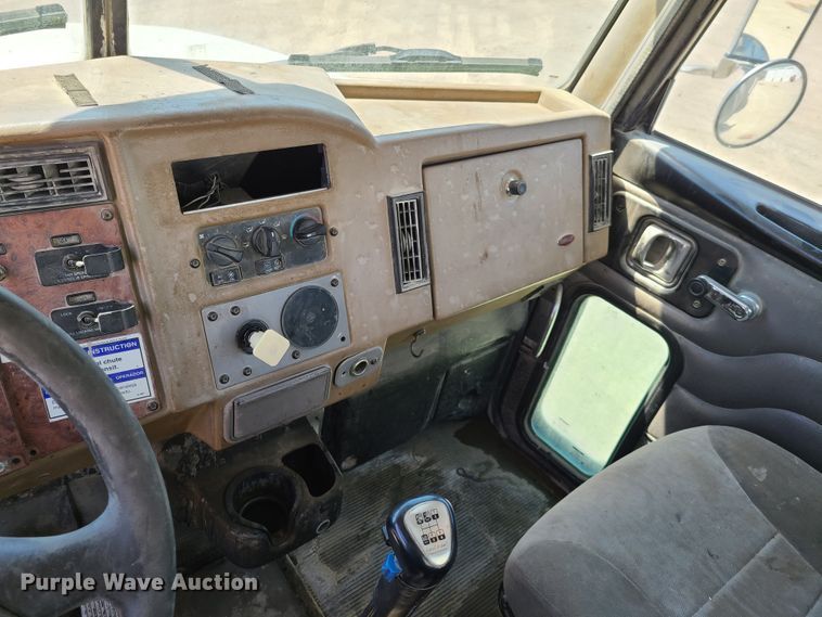 image for item DG7710 2007 Peterbilt 335 ready mix truck