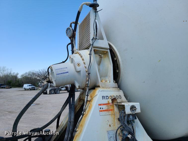 image for item DG7710 2007 Peterbilt 335 ready mix truck