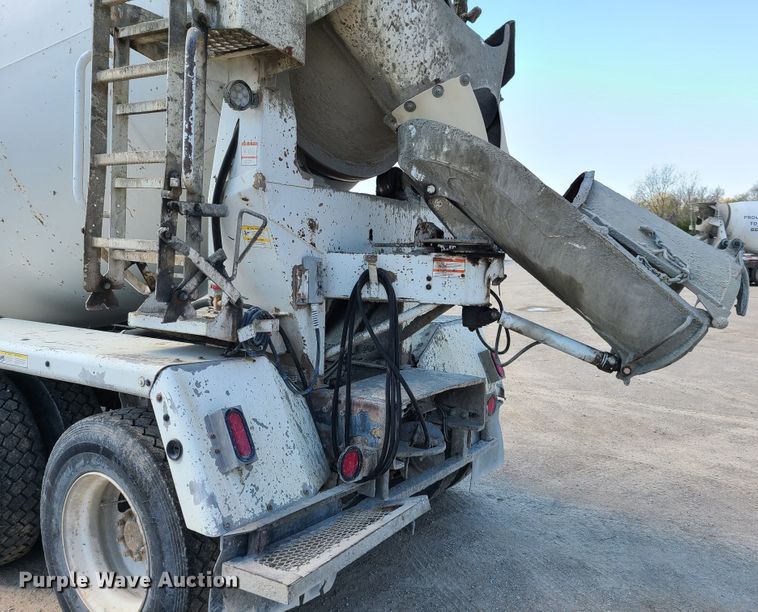 image for item DG7710 2007 Peterbilt 335 ready mix truck