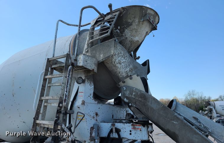 image for item DG7710 2007 Peterbilt 335 ready mix truck