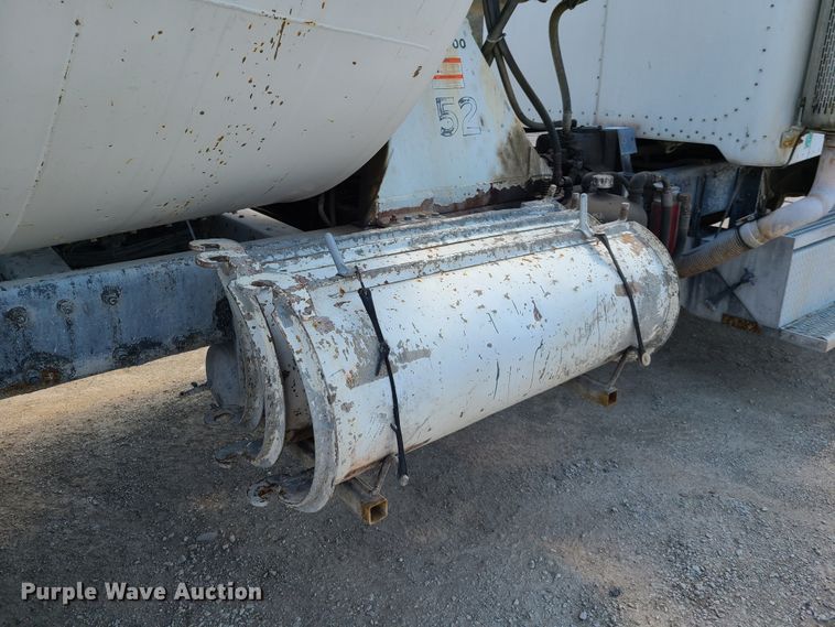 image for item DG7710 2007 Peterbilt 335 ready mix truck