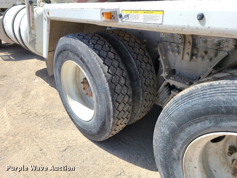 image for item DG7710 2007 Peterbilt 335 ready mix truck