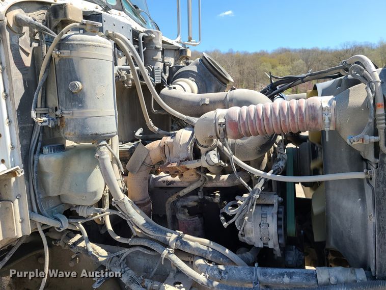 image for item DG7710 2007 Peterbilt 335 ready mix truck