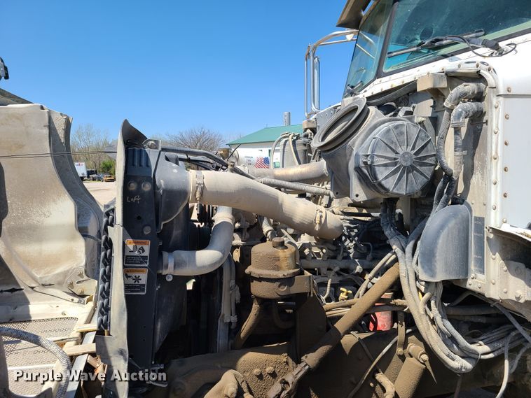 image for item DG7710 2007 Peterbilt 335 ready mix truck