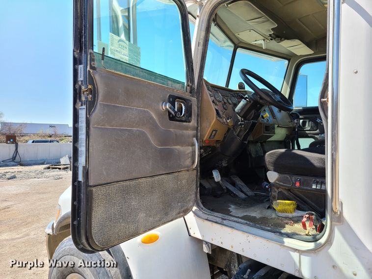 image for item DG7711 2006 Peterbilt 335 ready mix truck