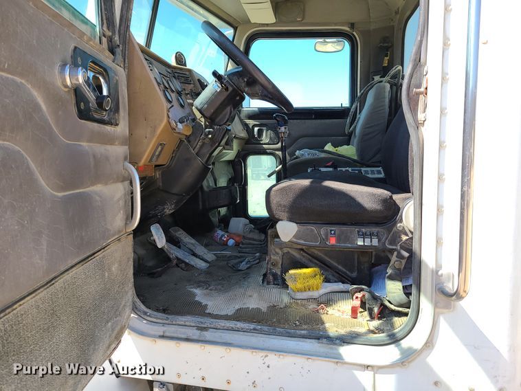 image for item DG7711 2006 Peterbilt 335 ready mix truck