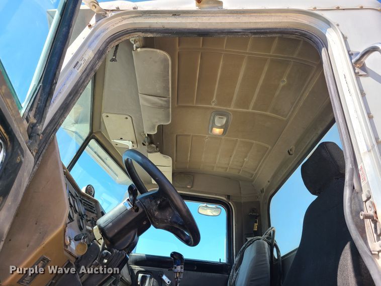 image for item DG7711 2006 Peterbilt 335 ready mix truck