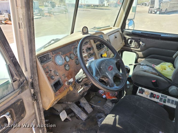 image for item DG7711 2006 Peterbilt 335 ready mix truck