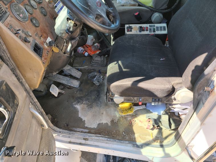 image for item DG7711 2006 Peterbilt 335 ready mix truck