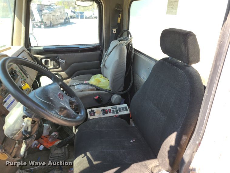 image for item DG7711 2006 Peterbilt 335 ready mix truck