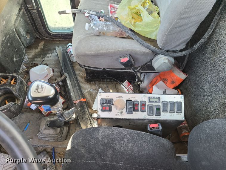 image for item DG7711 2006 Peterbilt 335 ready mix truck