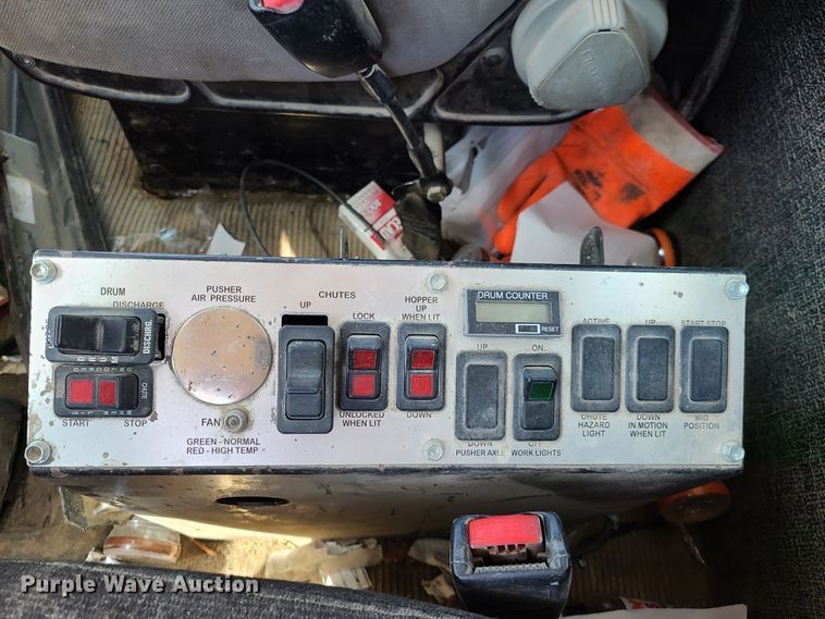 image for item DG7711 2006 Peterbilt 335 ready mix truck