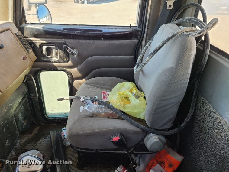 image for item DG7711 2006 Peterbilt 335 ready mix truck