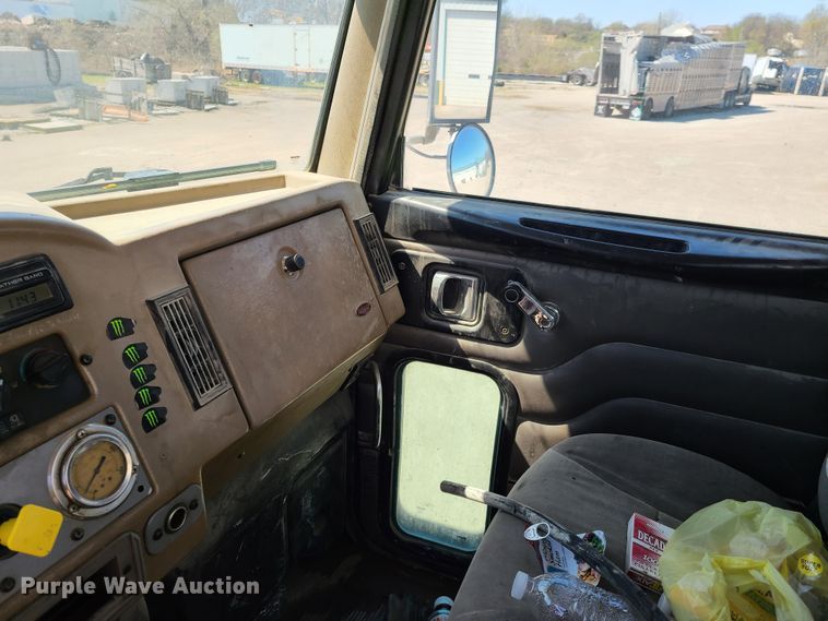 image for item DG7711 2006 Peterbilt 335 ready mix truck