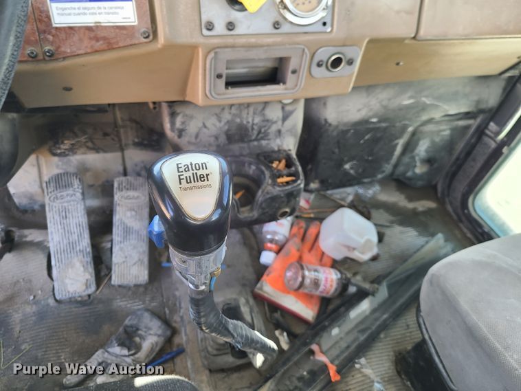 image for item DG7711 2006 Peterbilt 335 ready mix truck