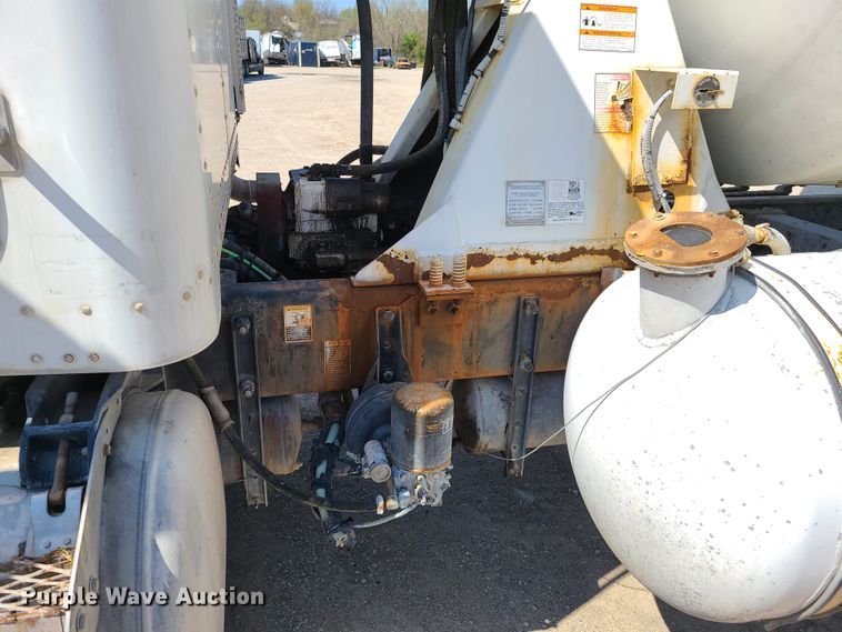 image for item DG7711 2006 Peterbilt 335 ready mix truck