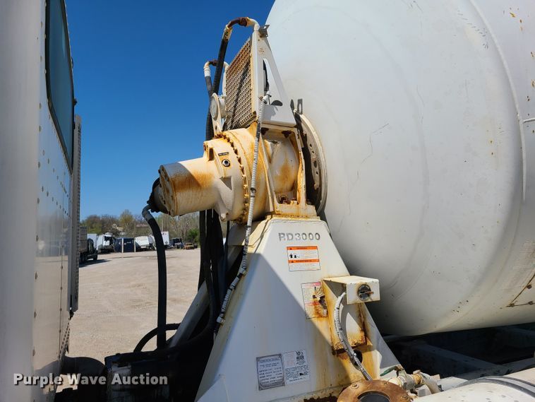 image for item DG7711 2006 Peterbilt 335 ready mix truck