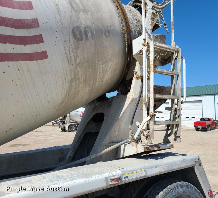 image for item DG7711 2006 Peterbilt 335 ready mix truck