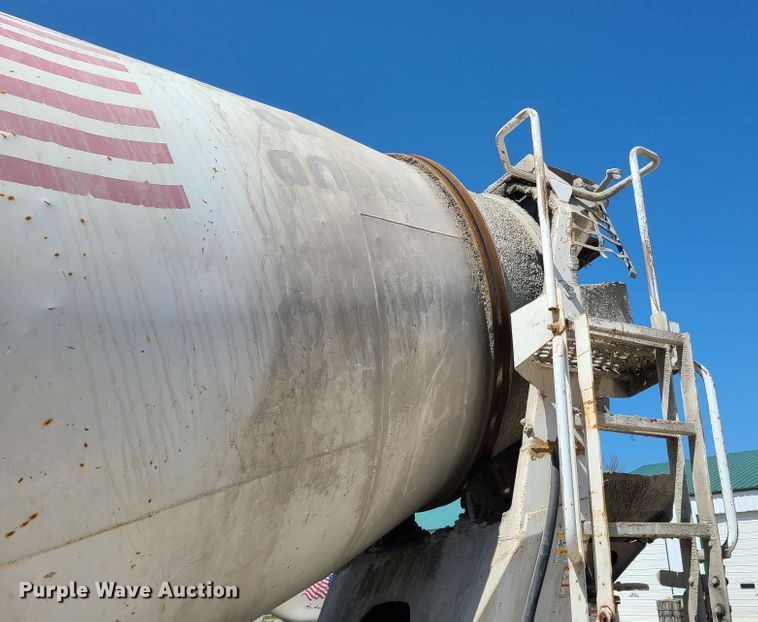 image for item DG7711 2006 Peterbilt 335 ready mix truck