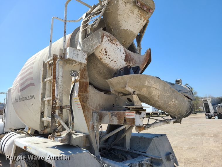 image for item DG7711 2006 Peterbilt 335 ready mix truck