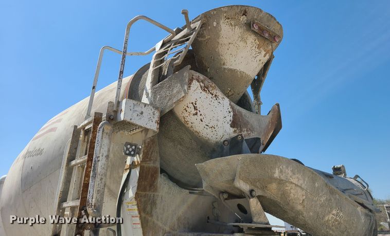 image for item DG7711 2006 Peterbilt 335 ready mix truck