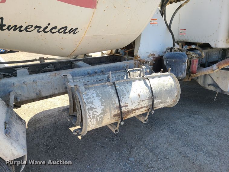 image for item DG7711 2006 Peterbilt 335 ready mix truck