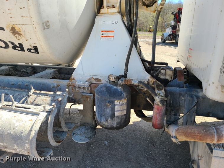 image for item DG7711 2006 Peterbilt 335 ready mix truck