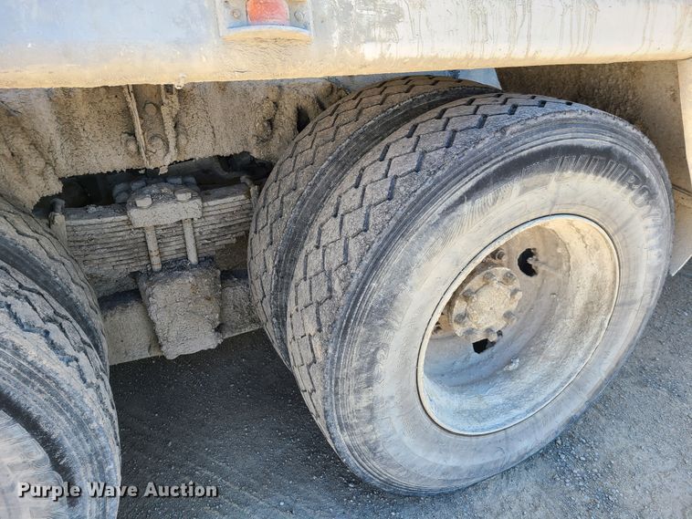 image for item DG7711 2006 Peterbilt 335 ready mix truck