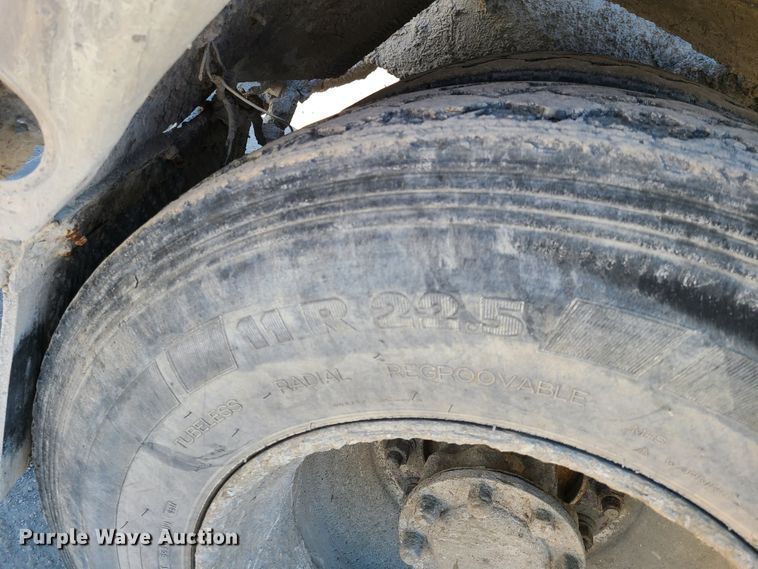 image for item DG7711 2006 Peterbilt 335 ready mix truck