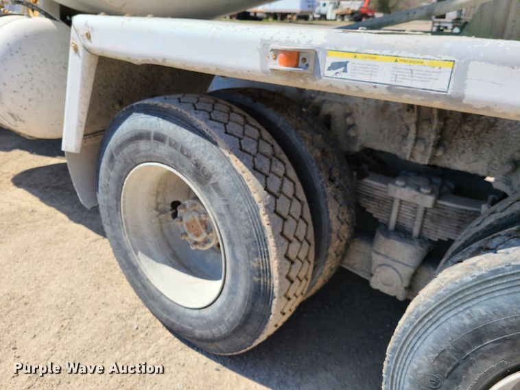 image for item DG7711 2006 Peterbilt 335 ready mix truck