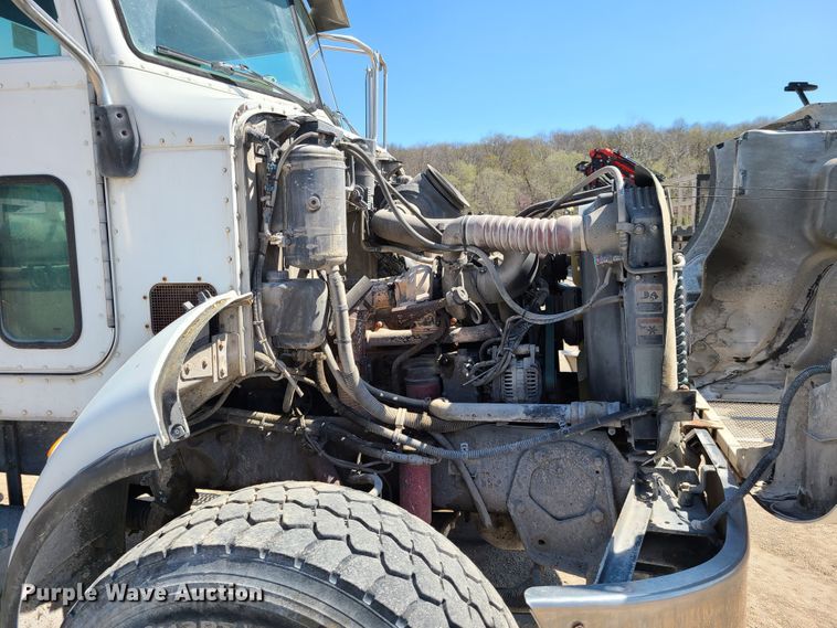 image for item DG7711 2006 Peterbilt 335 ready mix truck