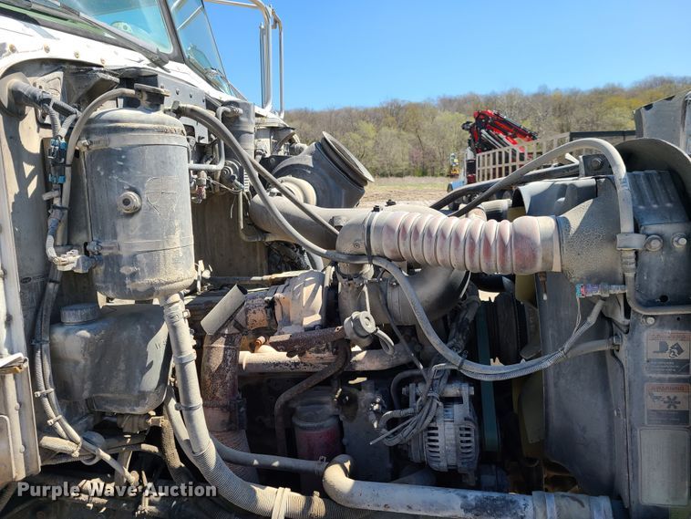 image for item DG7711 2006 Peterbilt 335 ready mix truck