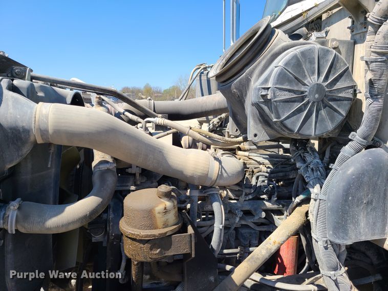 image for item DG7711 2006 Peterbilt 335 ready mix truck