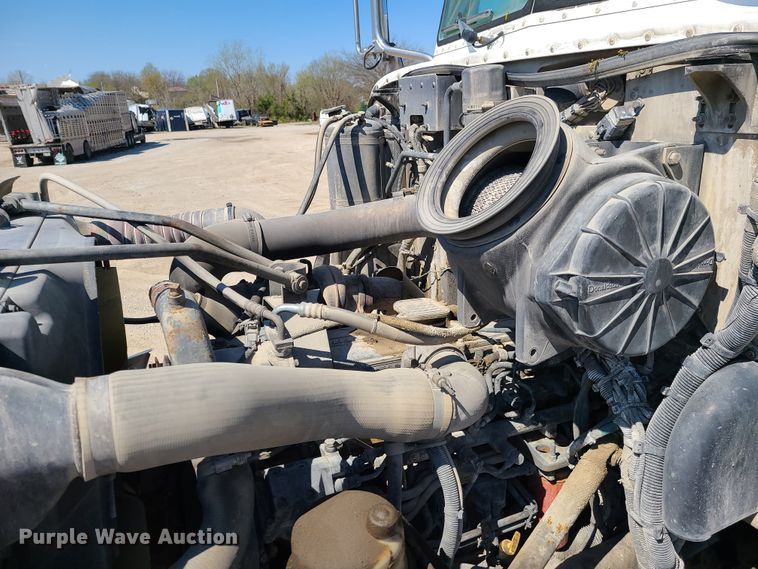 image for item DG7711 2006 Peterbilt 335 ready mix truck