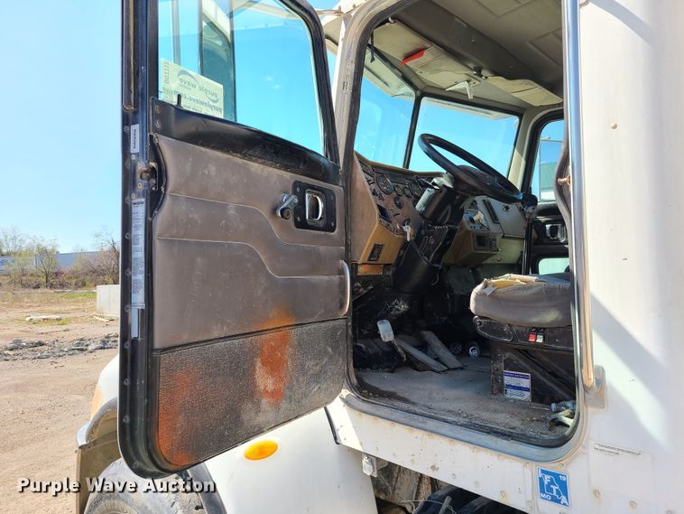 image for item DG7712 2006 Peterbilt 335 ready mix truck