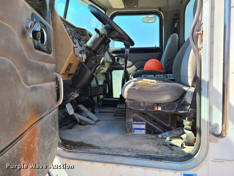 image for item DG7712 2006 Peterbilt 335 ready mix truck