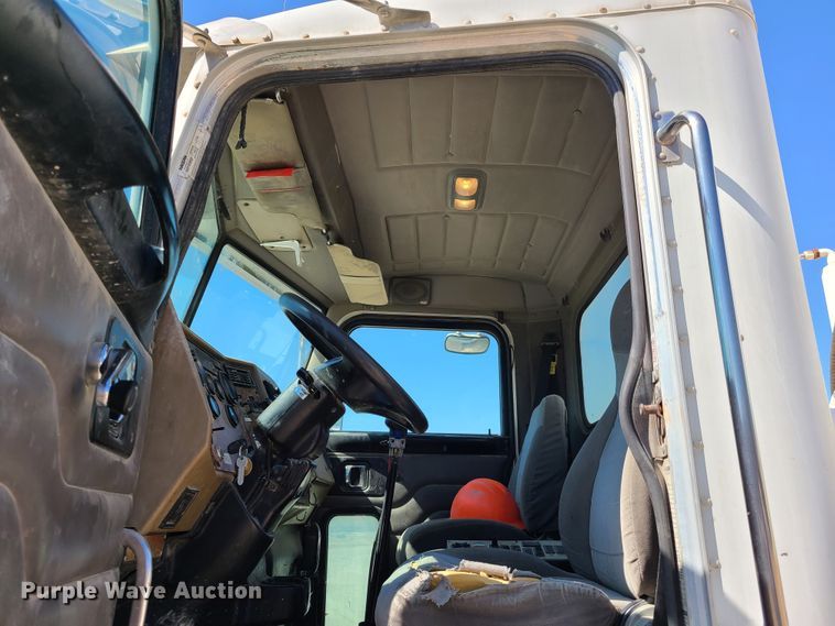 image for item DG7712 2006 Peterbilt 335 ready mix truck