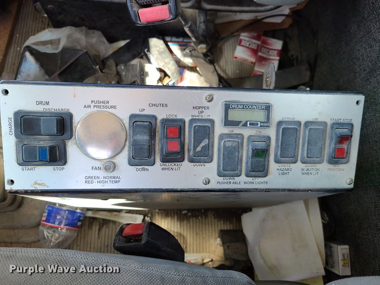 image for item DG7712 2006 Peterbilt 335 ready mix truck