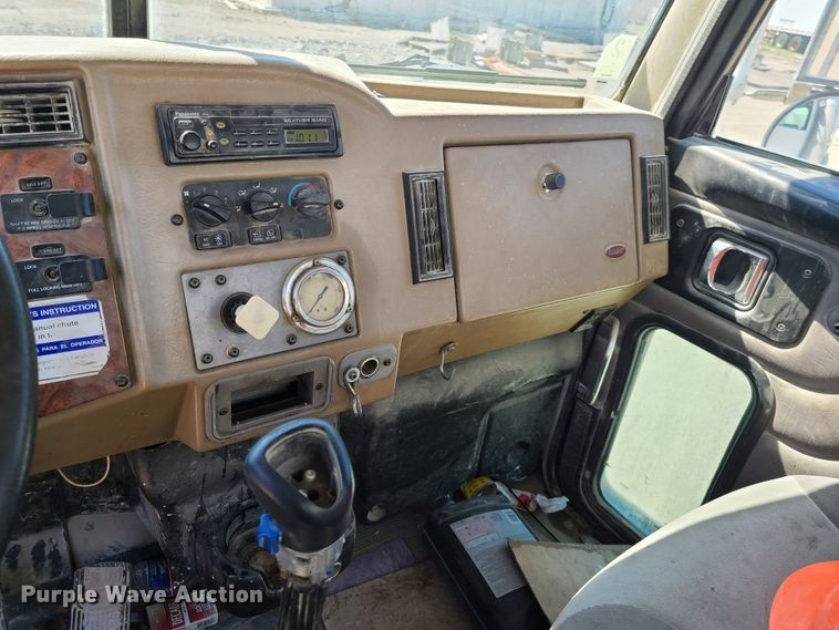 image for item DG7712 2006 Peterbilt 335 ready mix truck