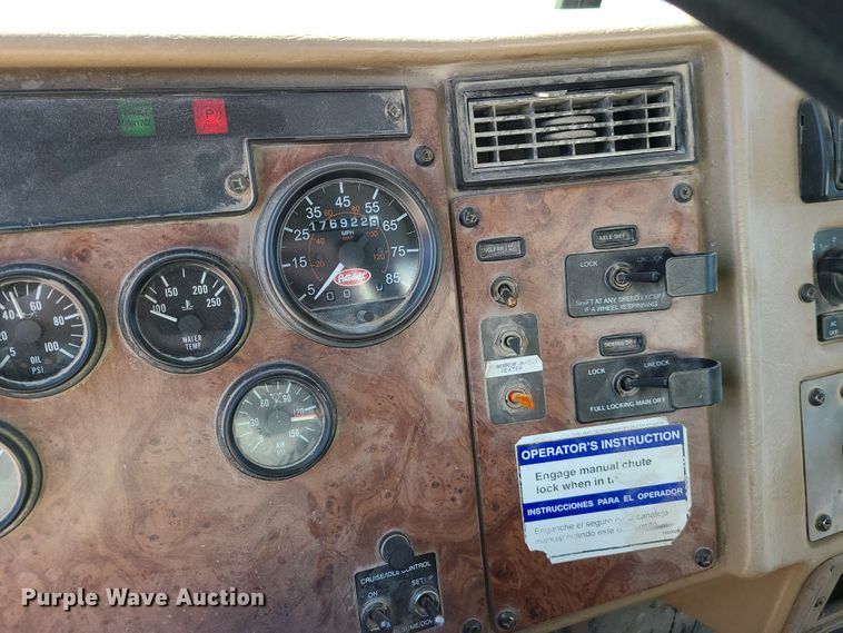 image for item DG7712 2006 Peterbilt 335 ready mix truck