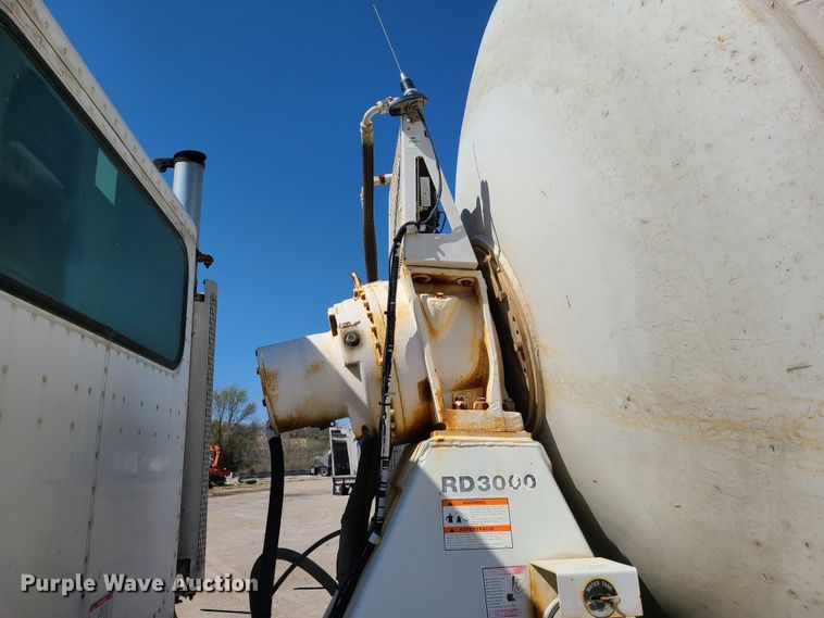 image for item DG7712 2006 Peterbilt 335 ready mix truck