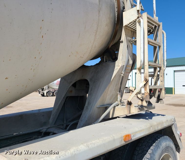 image for item DG7712 2006 Peterbilt 335 ready mix truck