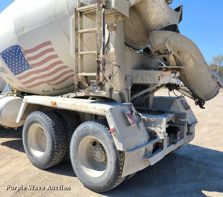 image for item DG7712 2006 Peterbilt 335 ready mix truck