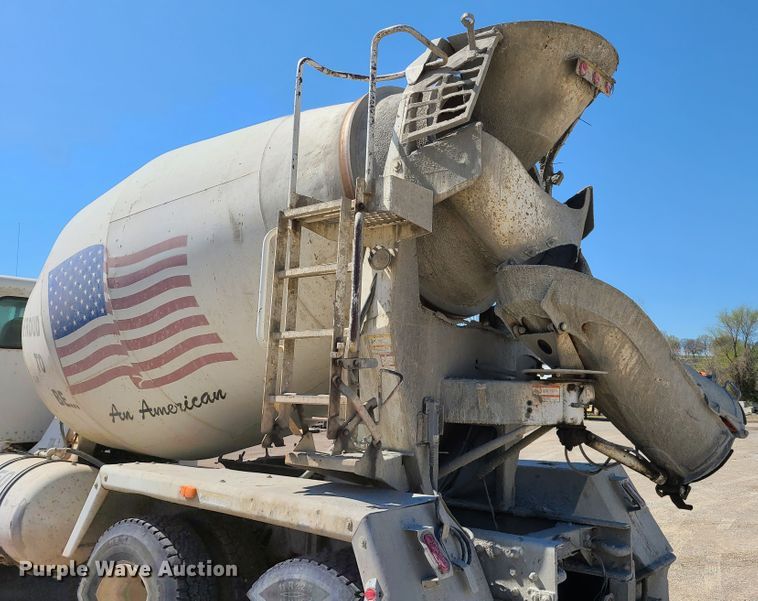 image for item DG7712 2006 Peterbilt 335 ready mix truck