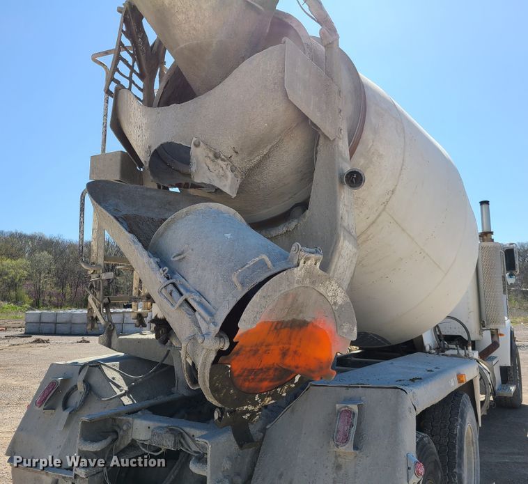 image for item DG7712 2006 Peterbilt 335 ready mix truck