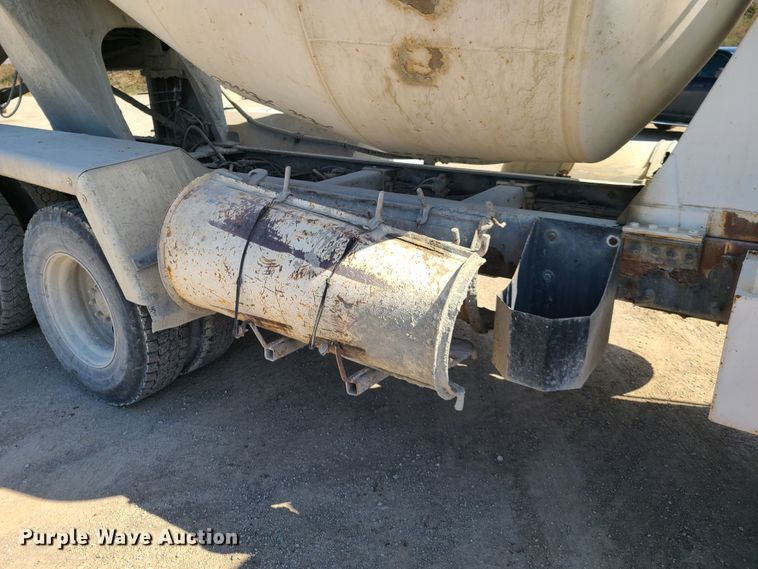 image for item DG7712 2006 Peterbilt 335 ready mix truck