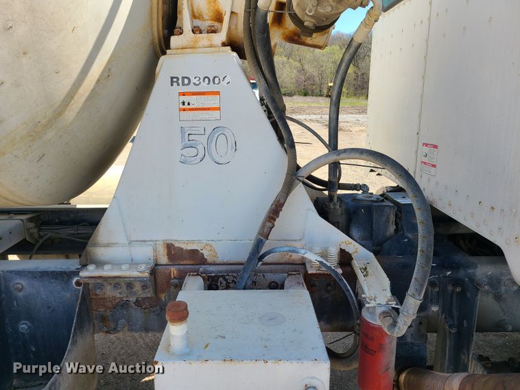 image for item DG7712 2006 Peterbilt 335 ready mix truck