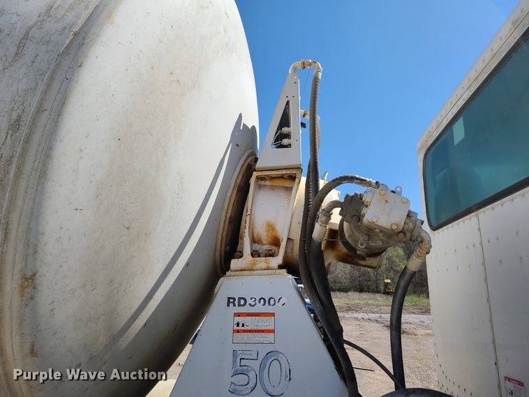 image for item DG7712 2006 Peterbilt 335 ready mix truck